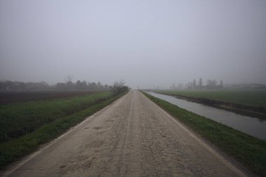 Sisin içinde köy yolu