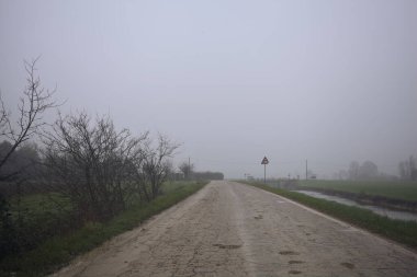 Sisin içinde köy yolu