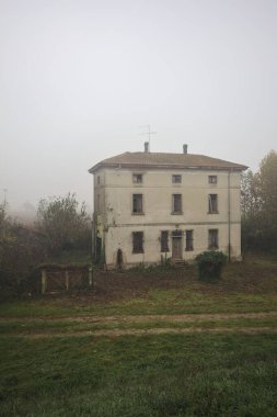 Sisin içinde terk edilmiş kır evi.