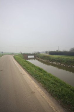 Kırsaldaki yol ve tuğla köprü
