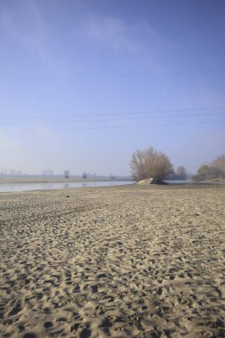 Körfez ve kumlu nehir kıyısı.