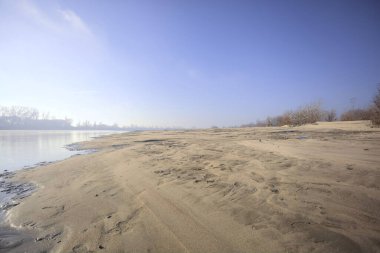 Nehir kıyısı ve toprak seti