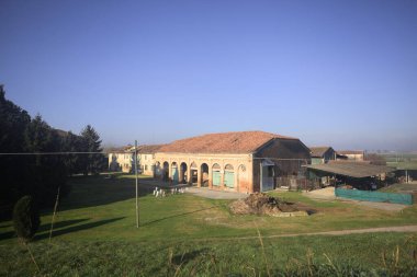 Bir toprak setin yanındaki malikane