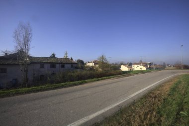Bir köyde kavşak.