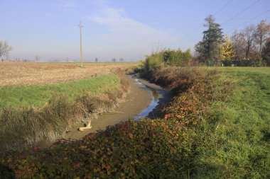 Köyün yanında siper kazın.