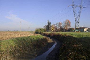 Köyün yanında siper kazın.