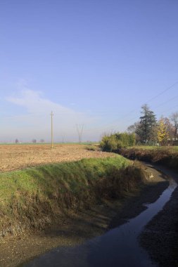 Köyün yanında siper kazın.