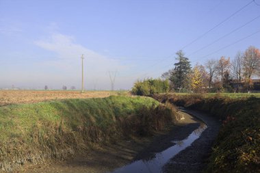 Köyün yanında siper kazın.