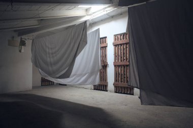 Tavan arasında asılı giysiler