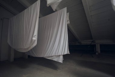 Tavan arasında asılı giysiler