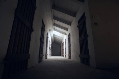 Dar koridorlu tavan arası.