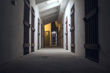 Dar koridorlu tavan arası.