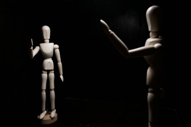 Mankenler birbirini selamlıyor.