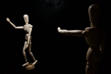 Mankenler birbirini selamlıyor.