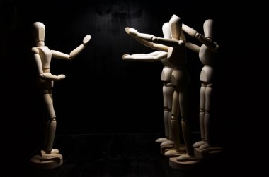 Mankenler diğerini alkışlıyor.