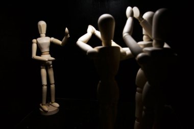 Mankenler diğerini alkışlıyor.