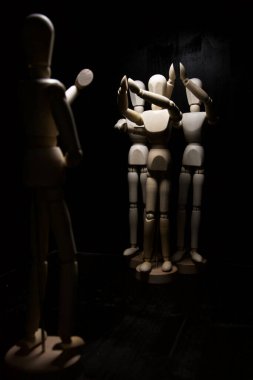 Mankenler diğerini alkışlıyor.