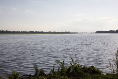 Gün batımında ağaçlarla göl