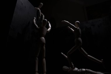 Mankenler üstlerinden birine yalvarıyor.