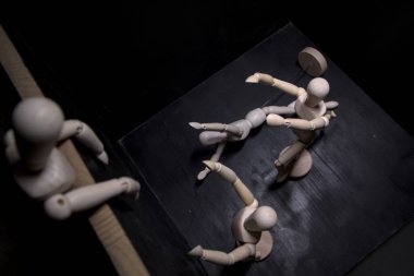 Mankenler üstlerinden birine yalvarıyor.