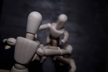 Mankenler üstlerinden birine yalvarıyor.