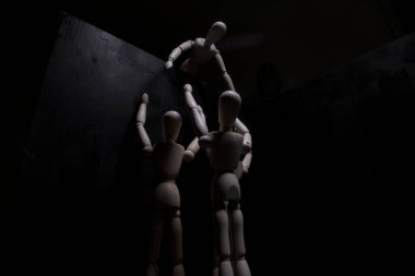 Mankenler üstlerinden birine yalvarıyor.