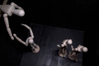 Mankenler üstlerinden birine yalvarıyor.