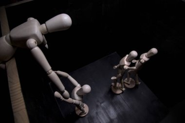 Mankenler üstlerinden birine yalvarıyor.