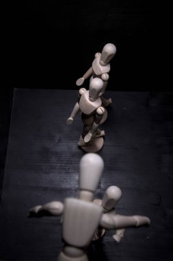 Mankenler üstlerinden birine yalvarıyor.