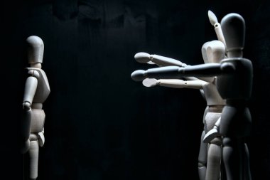 Mankenler diğerini gösteriyor.