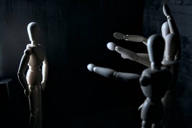 Mankenler diğerini gösteriyor.