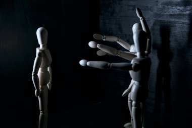 Mankenler diğerini gösteriyor.