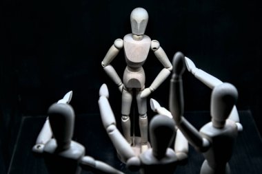 Mankenler diğerini gösteriyor.