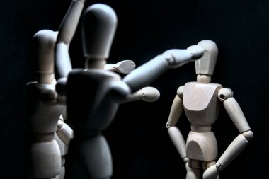 Mankenler diğerini gösteriyor.