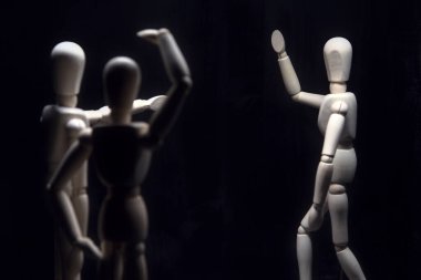 Mankenler birbirini selamlıyor.