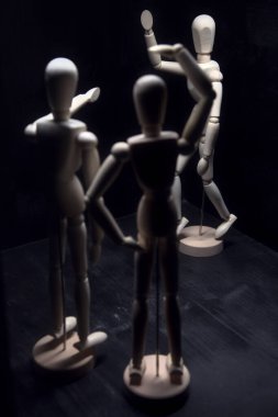 Mankenler birbirini selamlıyor.