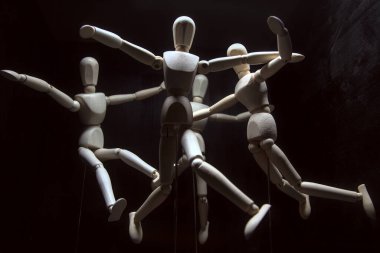 Mankenler havada gibi poz veriyorlar.