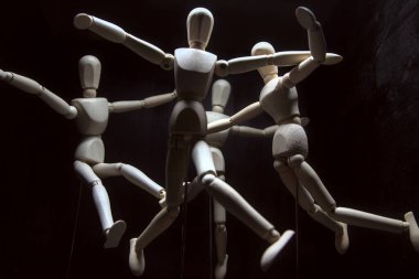 Mankenler havada gibi poz veriyorlar.