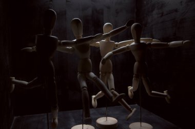 Mankenler havada gibi poz veriyorlar.