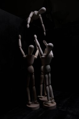 Mankenler üstlerinden birine yalvarıyor.