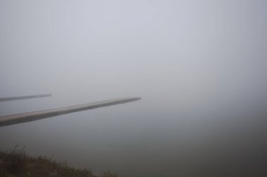 Nehir kıyısı sisli