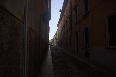 Gün batımında kaldırımlı sokak