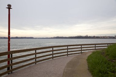 Göl kıyısında yol