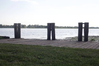 Gün batımında bir parkta iskele.