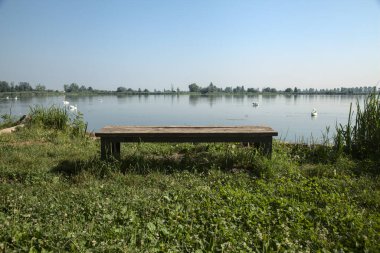 Göl kıyısındaki bankta.