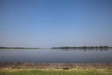 Göl kıyısındaki açıklık