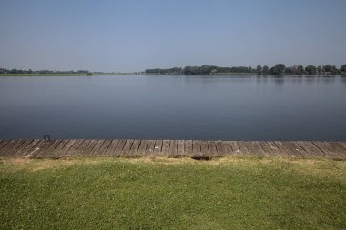 Göl kıyısındaki açıklık