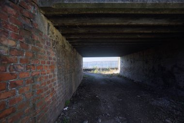 Köprünün altında alçak geçit