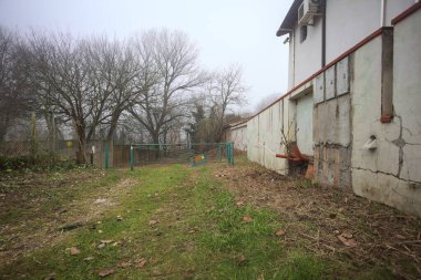 Evlerin yanındaki toprak yol