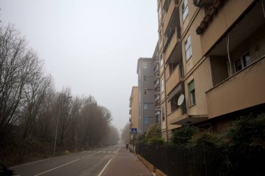 Şehrin varoşlarında bir sokak.